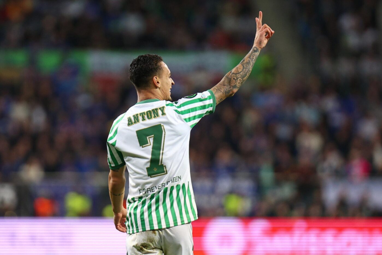 L'accueil démentiel des supporters du Betis pour le retour d'Antony