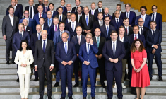 Katherina Reiche (ministre allemande de l'Économie et de l'Énergie) et le chancelier Friedrich Merz accompagnés de grands patrons allemand lors du du lancement de l'initiative "Made for Germany", le 21 juillet 2025 à la Chancellerie à Berlin (Allemagne). ( AFP / JOHN MACDOUGALL )