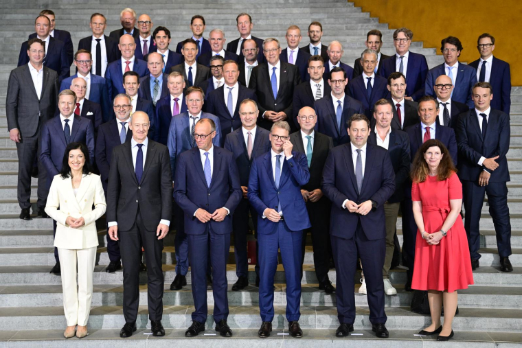 Katherina Reiche (ministre allemande de l'Économie et de l'Énergie) et le chancelier Friedrich Merz accompagnés de grands patrons allemand lors du du lancement de l'initiative "Made for Germany", le 21 juillet 2025 à la Chancellerie à Berlin (Allemagne). ( AFP / JOHN MACDOUGALL )