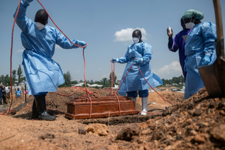 Un orphelin, décédé de la maladie à virus Ebola, est enterré au cimetière de Mbiyo à Bunia, dans la province de l'Ituri, le 19 juin 2026 en RDC ( AFP / Jospin Mwisha )
