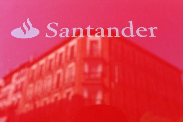 Le logo du groupe bancaire espagnol Banco Santander, le 14 mai 2019 à Madrid ( AFP / GABRIEL BOUYS )
