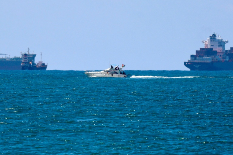 Un bateau de la flottille pour Gaza intercepté par par les forces navales israéliennes, est escorté vers le port d'Ashdod, dans le sud d'Israël, le 2 octobre 2025 ( AFP / Saeed QAQ )