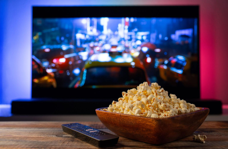 UGC et Canal+ ont lancé une offre commune pour les jeunes qui permet de profiter de la télévision et du cinéma en illimité. ( crédit photo : Shutterstock )