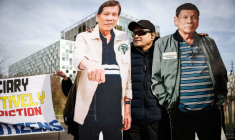 Deux silhouettes en carton grandeur nature de l'ancien président philippin Rodrigo Duterte lors d'une manifestation de soutien devant la Cour pénale internationale (CPI) à La Haye, le 23 février 2026 ( AFP / Simon Wohlfahrt )