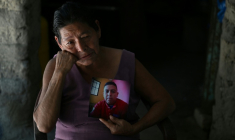 Ana Mercedes Garcia, 63 ans, tient une photo de son fils Ricardo Ernesto Martinez, 31 ans, emprisonné depuis le 10 mai 2022 sous l'état d'urgence promu par le président Nayib Bukele, à Cuyultitán, au Salvador, le 20 août 2025 ( AFP / STRINGER )