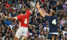Des spectateurs dans les tribunes du stade de Nice lors d'un match Ecosse-Tonga lors de la coupe du monde de rugby, le 24 septembre 2023 ( AFP / NICOLAS TUCAT )