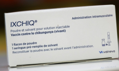 Une boîte du vaccin Ixchiq contre le chikungunya dans une pharmacie à Saint-Denis de la Réunion, le 21 mars 2025 ( AFP / Richard BOUHET )