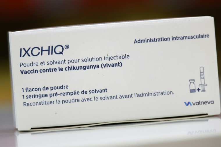 Une boîte du vaccin Ixchiq contre le chikungunya dans une pharmacie à Saint-Denis de la Réunion, le 21 mars 2025 ( AFP / Richard BOUHET )