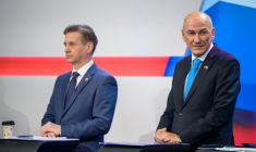 Le Premier ministre slovène Robert Golob (à gauche) et l'ancien Premier ministre ultra-conservateur Janez Jansae (à droite), lors d'un débat télévisé le 20 mars à Ljubljana ( AFP / Jure Makovec )