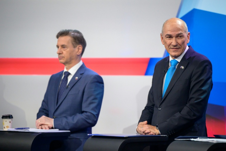 Le Premier ministre slovène Robert Golob (à gauche) et l'ancien Premier ministre ultra-conservateur Janez Jansae (à droite), lors d'un débat télévisé le 20 mars à Ljubljana ( AFP / Jure Makovec )
