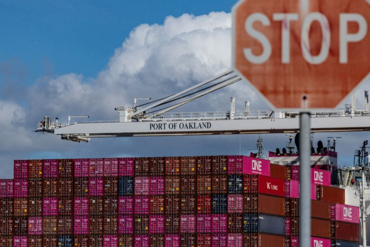 Un cargo au port d'Oakland, en Californie