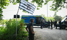 Des gendarmes et des opposants au projet de l'autoroute A69 Toulouse-Castres près de l'entrée du camp où doit se tenir un rassemblement près de Maurens-Scopont, dans le Tarn, le 5 juillet 2025  ( AFP / Matthieu RONDEL )