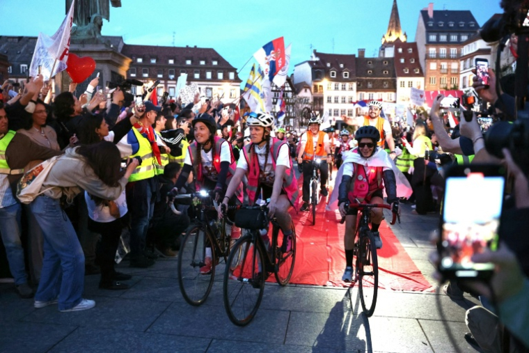 Des étudiants serbes à vélo arrivent sur la place Kléber, terminant leur balade à vélo de Novi Sad à Strasbourg, le 15 avril 2025 ( AFP / Frederick FLORIN )