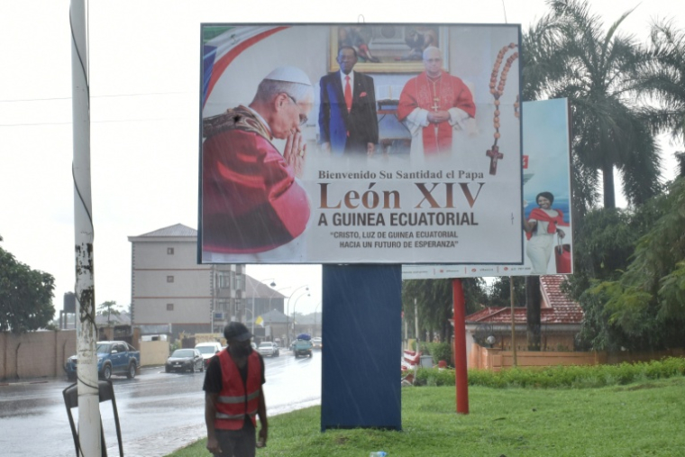 Une affiche du pape Léon XIV (g et d) et du président Teodoro Obiang (c) à Malabo, le 15 avril 2026, avant la visite du pape en Guinée équatoriale ( AFP / Samuel Obiang )