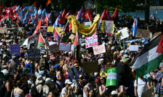 Des manifestants participent à un rassemblement de la coalition "Non au G7", le 14 juin 2026 à Genève, en Suisse, à la veille du début du sommet du G7 à Evian, en France ( AFP / Fabrice COFFRINI )