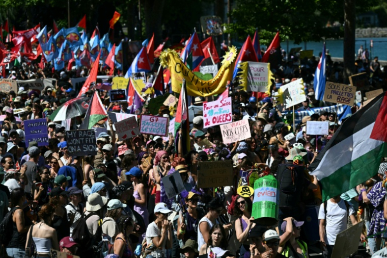 Des manifestants participent à un rassemblement de la coalition "Non au G7", le 14 juin 2026 à Genève, en Suisse, à la veille du début du sommet du G7 à Evian, en France ( AFP / Fabrice COFFRINI )