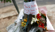 Des fleurs sont déposées suite à la mort par balles d'un adolescent de 17 ans dans une banlieue de Paris