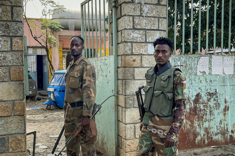 Des membres de la Force de paix du Tigré (TPF), milice tigréenne alliée au gouvernement fédéral, inspectent un commissariat de police déserté à Mekele, capitale de l'Etat régional du Tigré (Ethiopie), le 4 octobre 2026 ( AFP / - )