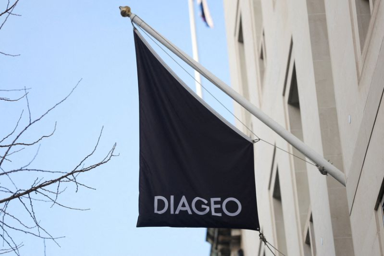 Une enseigne de Diageo, le plus grand groupe mondial de spiritueux, est accrochée à Londres
