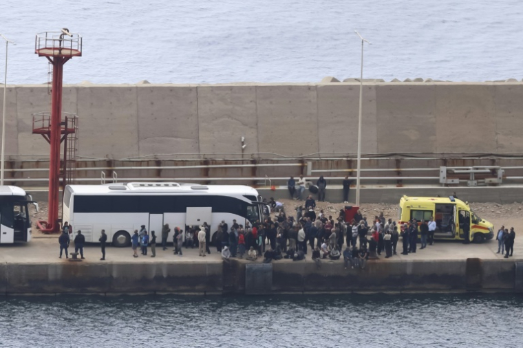 Des militants de la flottille pour Gaza au port d'Atherinolakkos, sur l'île de Crète, après avoir débarqué d'un navire des garde-côtes grecs, après  leur interception par la marine israélienne dans les eaux internationales, le 1er mai 2026 en Grèce ( AFP / Costas METAXAKIS )