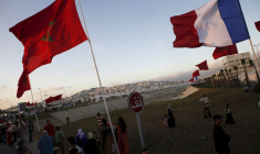 Photo d'archives: Des Marocains se rassemblent en attendant l'arrivée du roi du Maroc Mohammed VI et de l'ex-président français François Hollande