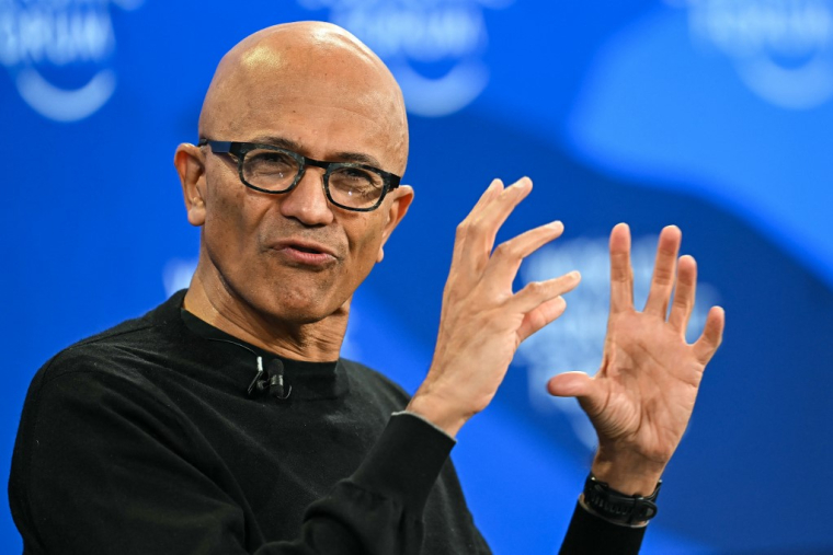Le PDG de Microsoft Satya Nadella à Davos le 20 janvier 2026. ( AFP / FABRICE COFFRINI )