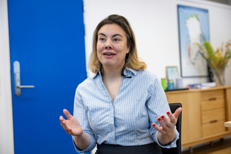La ministre de la Justice, des ressources minérales et des Affaires économiques, Naaja Nathanielsen, s'exprime lors d'un entretien avec l'AFP dans son bureau à Nuuk, au Groenland, le 6 mars 2025 ( AFP / Odd ANDERSEN )