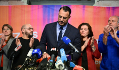 L'Insoumis Sébastien Delogu (c), candidat à la mairie de Marseille, annonce son retrait lors d'une conférence de presse à Marseille, le 17 mars 2026 ( AFP / Miguel MEDINA )