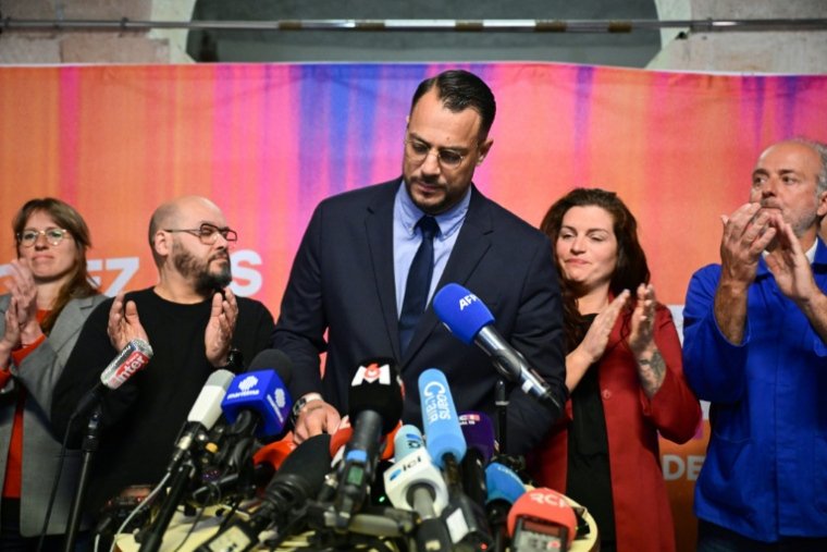 L'Insoumis Sébastien Delogu (c), candidat à la mairie de Marseille, annonce son retrait lors d'une conférence de presse à Marseille, le 17 mars 2026 ( AFP / Miguel MEDINA )