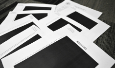 Des documents intégralement caviardées publiés parmi les dossiers de l'enquête sur l'affaire Jeffrey Epstein le 19 décembre 2025 ( AFP / Mandel NGAN )