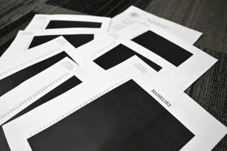 Des documents intégralement caviardées publiés parmi les dossiers de l'enquête sur l'affaire Jeffrey Epstein le 19 décembre 2025 ( AFP / Mandel NGAN )