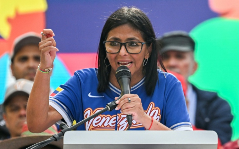 La présidente par intérim du Venezuela, Delcy Rodríguez, prend la parole lors d'une manifestation réclamant la levée de toutes les sanctions américaines, à Caracas, le 30 avril 2026 ( AFP / Juan BARRETO )