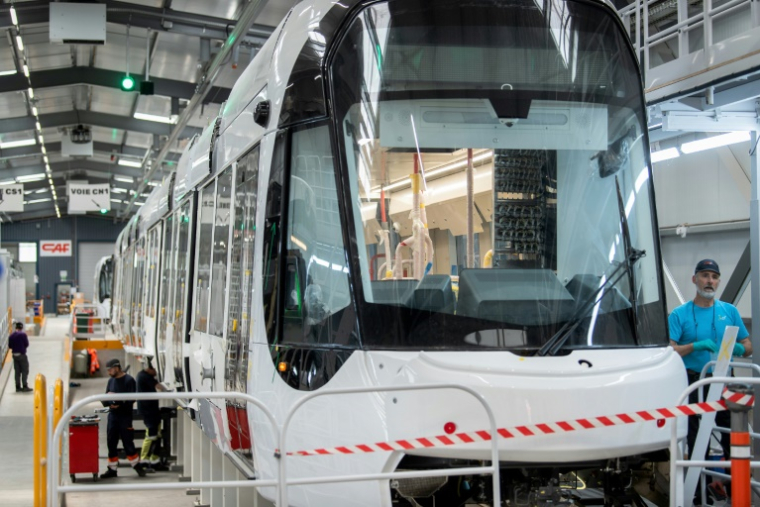 Des employés travaillent sur une ligne de production de tramway du constructeur ferroviaire CAF France, filiale du groupe espagnol CAF, à Bagnères-de-Bigorre, le 20 mai 2025 dans les Hautes-Pyrénées ( AFP / Matthieu RONDEL )
