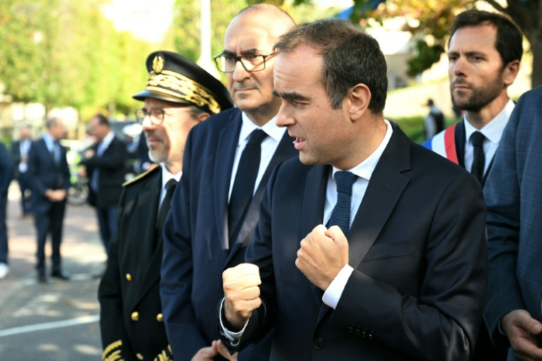 Le Premier ministre Sébastien Lecornu s'exprime devant la presse après avoir visité un commissariat de l'Haÿ-les-Roses, en banlieue parisienne, le 11 octobre 2025 ( POOL / Martin LELIEVRE )