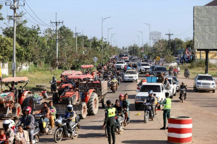 Photo diffusée par l'Agence Kampuchea Press (AKP), le 8 décembre 2025, montrant des habitants évacués après des affrontements le long de la frontière entre le Cambodge et la Thaïlande, dans la province d'Oddar Meanchey, au Cambodge ( AFP / Agence Kampuchea Presse (AKP) )