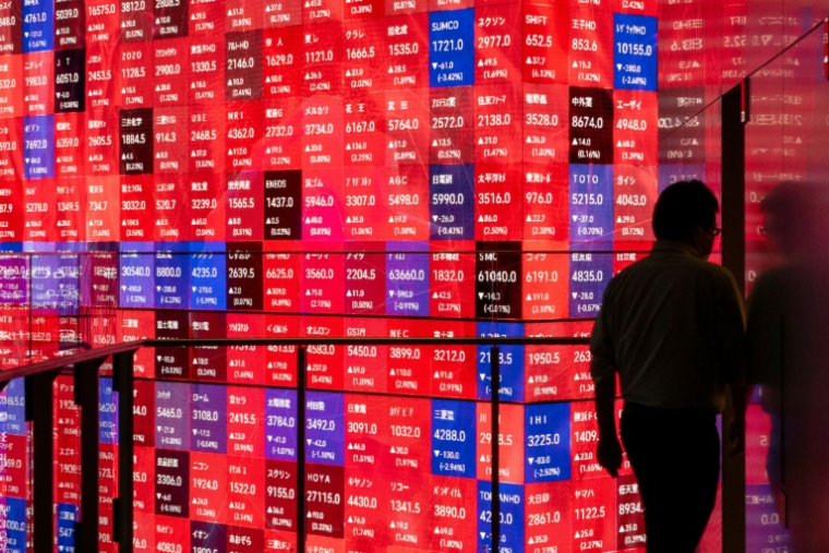 U tableau électronique affichant les cours de l'indice Nikkei 225 à la Bourse de Tokyo, le 31 mars 2026 ( AFP / Kazuhiro NOGI )