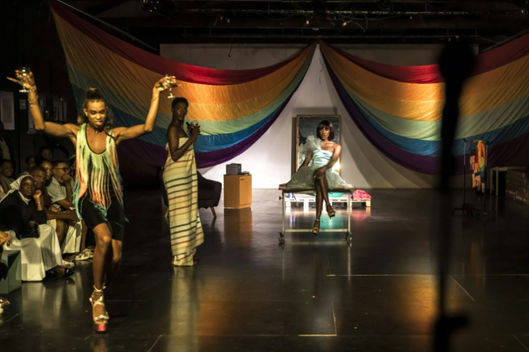 Alessandro Monteiro (d), Walter Pires (c) et Stephan Santos (g) jouent le 30 mai 2026 à Mindelo lors de la représentation d'une pièce de théâtre portant sur la vie de la communauté LGBT+ au Cap-Vert ( AFP / PATRICK MEINHARDT )