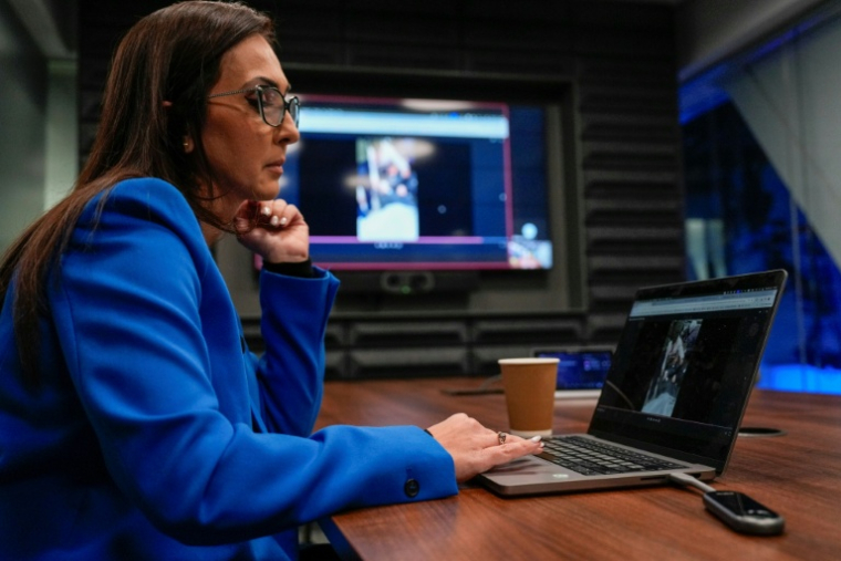 Farnoosh Faraji, journaliste et présentatrice à Iran International, dans les bureaux de la chaîne à Londres, le 20 janvier 2026 ( AFP / CARLOS JASSO )