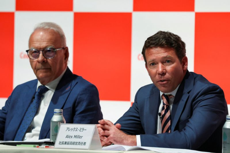 Des dirigeants de Couche-Tard tiennent une conférence de presse à Tokyo