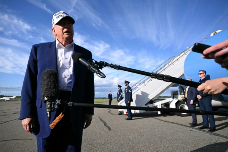 Donald Trump répond aux questions des journalistes avant d'embarquer dans Air Force One, le 25 mai 2025 à Morristown, dans le New Jersey ( AFP / SAUL LOEB )