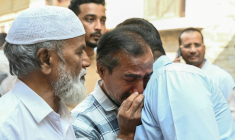 Des proches de victimes de l'accident de car en Arabie Saoudite près de Médine, rassemblés à Hyderabad, en Inde, le 17 novembre 2025 ( AFP / Noah SEELAM )