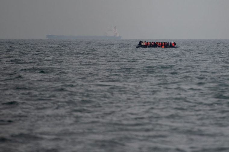 Des migrants traversant la Manche sur un canot pneumatique