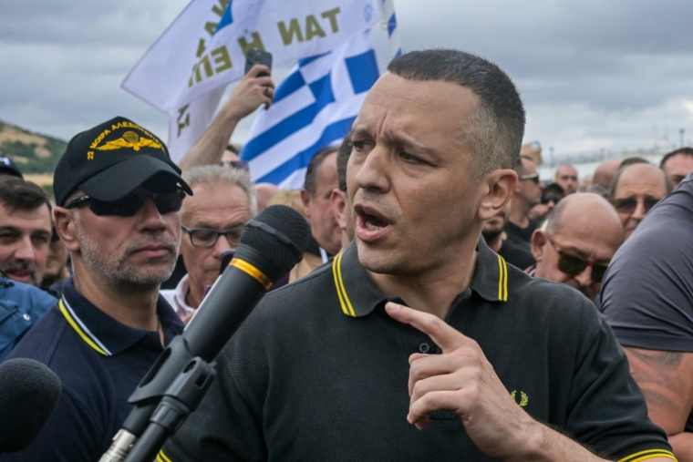 Ilias Kasidiaris (C), ancien député du parti d'extrême droite Aube dorée, s'exprime au milieu de ses partisans à Domokos, dans le centre de la Grèce, le 15 septembre 2026 ( AFP / Aris MESSINIS )