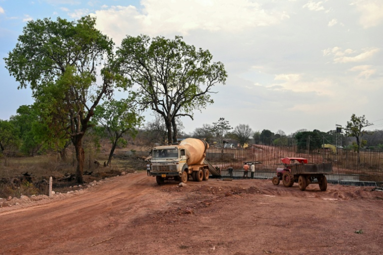 Le chantier de construction d'une route à Narayanpur, dans l'Etat de Chhattisgarh, le 2 avril 2026 en Inde ( AFP / Shammi MEHRA )