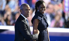 L'ancien président américain Barack Obama et son épouse Michelle Obama, sur la scène de la convention nationale démocrate à Chicago, le 20 août 2024 dans l'Illinois ( AFP / ANDREW CABALLERO-REYNOLDS )