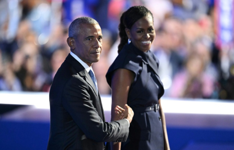 L'ancien président américain Barack Obama et son épouse Michelle Obama, sur la scène de la convention nationale démocrate à Chicago, le 20 août 2024 dans l'Illinois ( AFP / ANDREW CABALLERO-REYNOLDS )