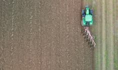 Gabriel Attal a annoncé mercredi 21 février que la France renonçait au Nodu, indicateur français sur l’usage des pesticides ( AFP / DAMIEN MEYER )