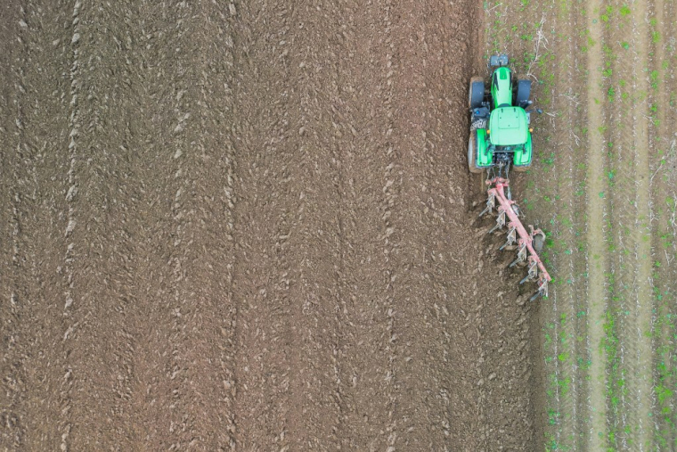 Gabriel Attal a annoncé mercredi 21 février que la France renonçait au Nodu, indicateur français sur l’usage des pesticides ( AFP / DAMIEN MEYER )