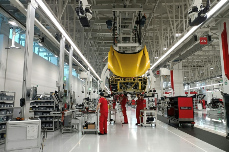 Des ouvriers travaillent dans l'usine Ferrari de Maranello, dans le nord de l'Italie, le 9 octobre 2025 ( AFP / Taimaz SZIRNIKS )