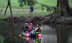 Une équipe de secours navigue sur le fleuve Guadalupe à la recherche de corps et de survivants suite aux inondations ayant causé la mort de plus de 100 personnes au Texas, le 7 juillet 2025 ( AFP / RONALDO SCHEMIDT )